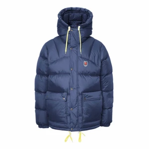 Fjällräven expedition jacka  - Har en mörkblå fjällräven expedition i storlek S, vill gärna byta till en M, spelar ingen roll vilken färg! Min är lite äldre dock men om det inte är ett problem så hör gärna av er🥰                                                                 Pris 2700kr, det kan diskuteras :p