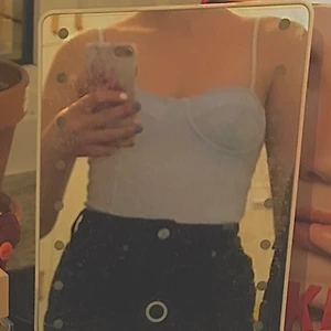 Blå Body från H&M strlk XS - Jättefin body från H&M som tyvärr är för liten för mig. Älskar den verkligen. Bilden är gammal men det är den ända jag har från när den passade. Strlk XS men den är ganska liten så skulle nog mer säga xxs. Aldrig använd för den har aldrig passat helt men hann aldrig skicka tillbaks den😅💕