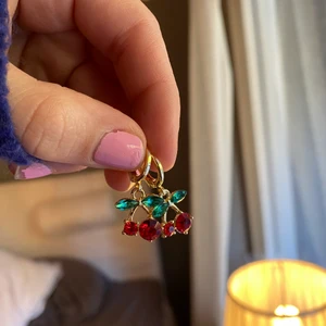 Örhängen - Helt oanvända örhängen💘 kan köpas för antingen 50kr eller för 100kr med en av ringarna jag säljer på förra posten eller 140kr för alla tre smycken💖💖 frakten ligger på 12kr