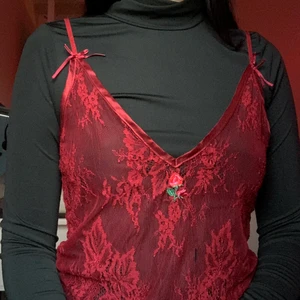 Rött spetslinne  - Jättefint spetslinne från bikbok x Elsa! Nästan aldrig använd. Storlek S