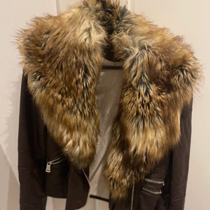 Läderjacka - Jacka i läder livelo designed in sweden. Brun färg. Oäkta päls. 