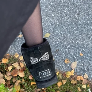 Blingande uggs 😍 - Skit snygga och mysiga uggs som är stressade. Tyvärr är de försmå och säljer därför de. Använd 3 gånger så är i toppen skick ❤️. (Köparen står för frakt)