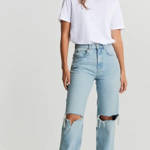90s highwaist jeans  - 90s highwaist jeans från gino tricot, köpte för cirka ett halvår sen men knappt använda pga för liten storlek, kunde inte riktigt visa hur de ser ut på eftersom de är för små och därav webb bilden, köparen står för frakt! 