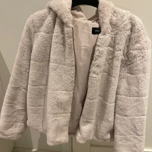 Only jacka - Helt Ny använd 1 gång. Storlek S/M. Jätte mysig och fin, kommer ej till användning. Pris diskuteras vid snabb affär