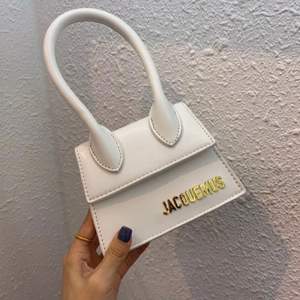Säljer en helt ny vit Jacquemus väska ( ej äkta) super fin och bra kvalitet, skriv för mer bilder !💜