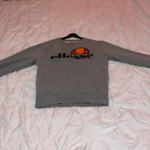 Ellesse tröja  - Haft på mig få gånger, passar inte mig längre. Skick är bra det värsta är att den har en liten fläck som går nog att ta bort med bra tvättmedel! Vill du ha fler bild, skriv gärna tack 
