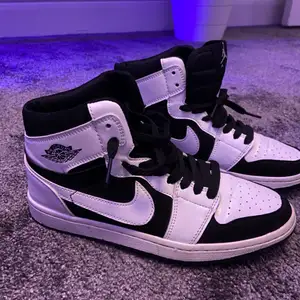 Säljer dessa jätte fina Nike Air Jordans som är i toppen skick, knappt använda, om fler är intresserade startar jag budgivning, hör av er privat vid frågor eller funderingar 💕💕