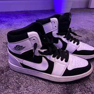 Nike Air Jordans ⚡️ - Säljer dessa jätte fina Nike Air Jordans som är i toppen skick, knappt använda, om fler är intresserade startar jag budgivning, hör av er privat vid frågor eller funderingar 💕💕