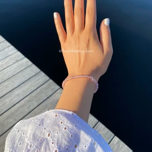 Skimrande pärlarmband - Pärlarmband av skimrande glaspärlor i en ljusrosa nyans. Perfekt att kombinera med andra smycken! Armbandet är ihopsatt med hållbar elastisk tråd och passar de flesta handleder.