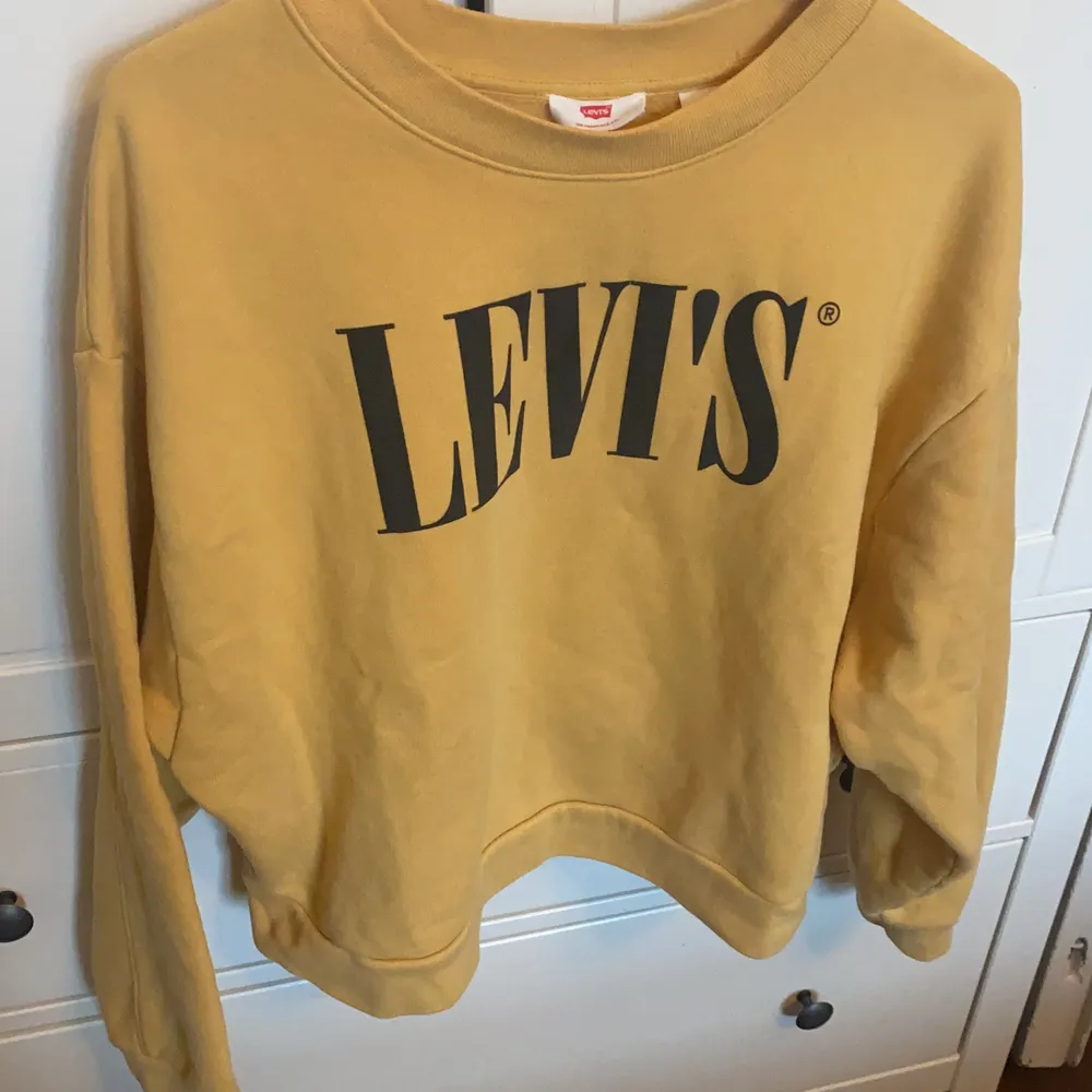 Levi’s Graphic Diana Crew, I supersnygg mörkgul färg. Passar till allt! Verkligen en plagg som går att använda med olika outfits. . Tröjor & Koftor.