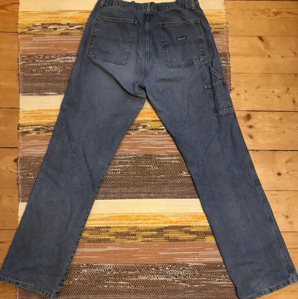Snygga jeans som var för stora för mig, första bilden är lånad från förra säljaren. Skriv om du har några frågor 😇. Jeans & Byxor.