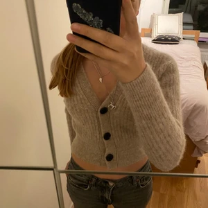 &otherstories kofta - Säljer min superhärliga kofta från &other stories som är sååå perfekt till hösten och vintern🙏🏽Passar till sjukt mycket🧸Köpt för något år sedan för 500kr på butiken och i väldigt bra skick då den knappt är använd🦄Säljet för 120😇