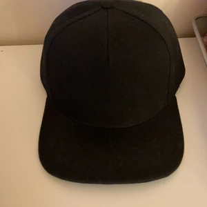 Svart keps - En vanlig svart keps som inte kommer till andvändning