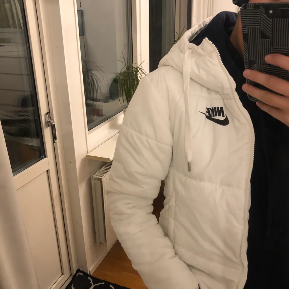 En vit Nike jacka ifrån stadium i fint skick, säljer pågrund av att jag har för mycket jackor💜. Jackor.