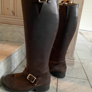 Boots - Stövlar i brunt läder från Urban Project. Knappt använda strlk 38 Orig. pris 2000 kr