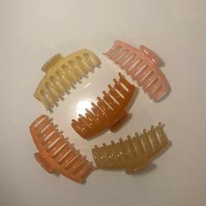 klämmor - helt oanvända klämmor, säljer pågrund av att jag har för många, 1 för 50 eller alla för 100kr!! köparen står för frakten💕 