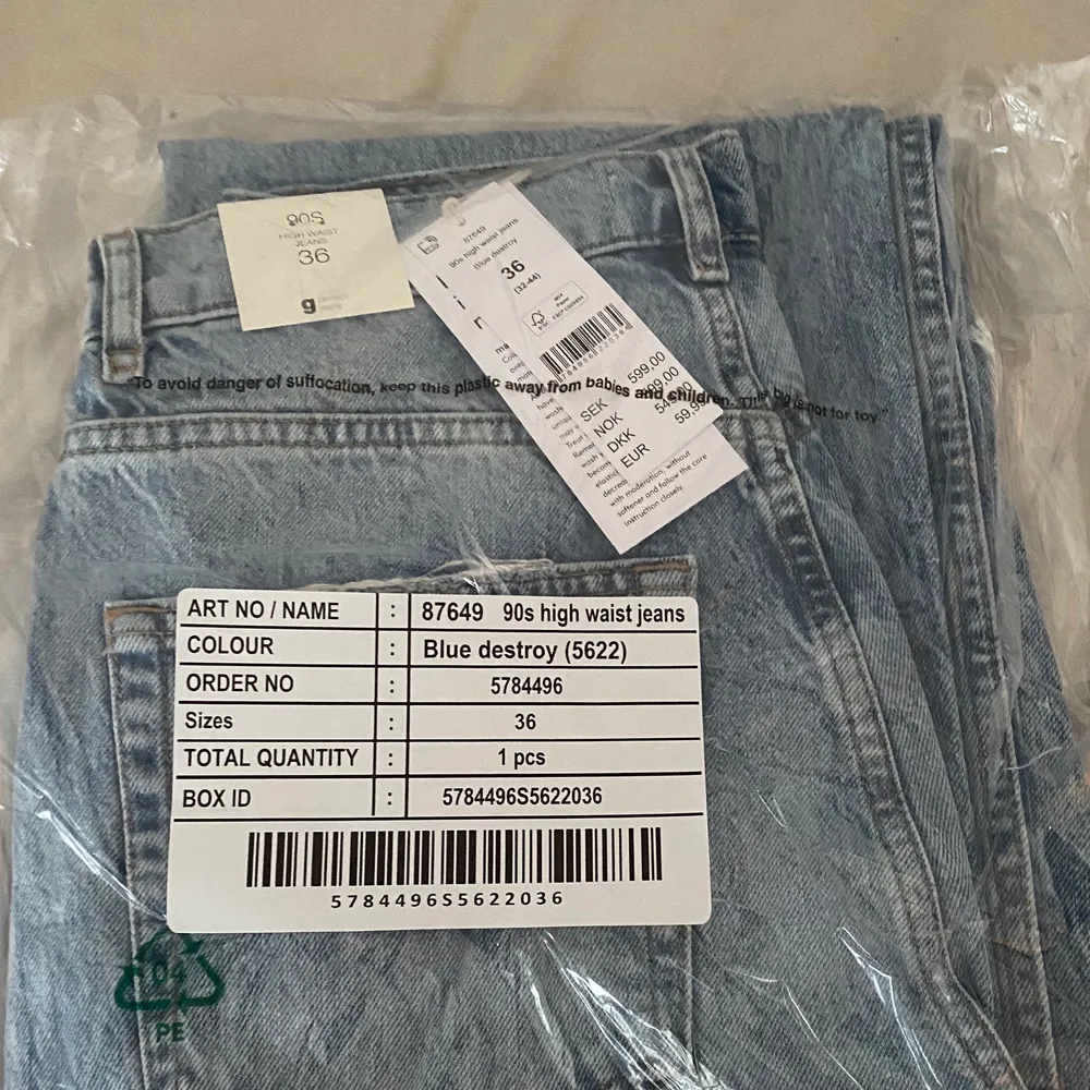 Säljer ett par helt nya 90’s high waist jeans från Gina Tricot i storlek 36 då jag tyvärr tappat bort retursedeln… Helt oöppnade med plastförpackning och prislapp kvar! Ordinariepris: 599:-, säljer dessa för 300kr!. Jeans & Byxor.