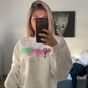 Vit sweatshirt med tryck på! - Säljer denna skitsnygga sweatshirten från Gina Tricot som är en aning kortare i modellen men ändå lite oversize beroende på vilken storlek du har! Den är endast testad en gång så i nyskick (en del av prislappen sitter även kvar) den kommer tyvärr inte till använding.