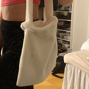 Väska - Jätte mjuk väska i typ fakepäls material. Köpt på shein. GRATIS FRAKT ❤️