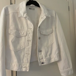 Vit jeansjacka - Vit croppad jeansjacka från Gina Tricot. Använd endast 1 gång, mycket bra skick. Skriv vid intresse💖💖