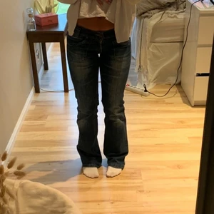 Lee - Säljer dessa snygga lågmidjade jeans från lee!Säljer för att de ej kommer till användning. Jag brukar vanligtvis ha 36/38 på till exempel zara jeans och jag är 1,60cm lång💞❤️‍🔥köparen står för frakt!