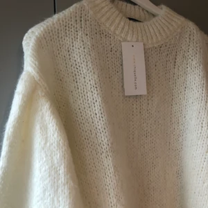 Vit stickad tröja  - En vit stickad tröja som aldrig är använd från chiquelle, passar många storlekar beroende på hur man vill att den ska sitta. På mig som bär S är den overzise 