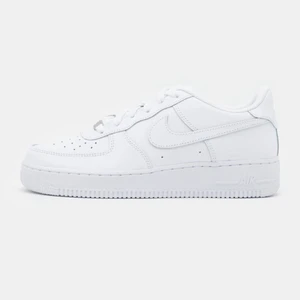 Vita Nike air force 1 - Hej, är de någon som söker ett par vita Nike Air force 1 i stl 40? I sånna fal har jag ett par om någon vill köpa, de är bara att höra av sig för fler bilder. OBS Köparen står för frakten och priset kan alltid diskuteras💗