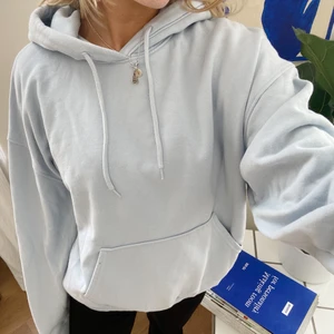 Hoodie från Weekday - Ljusblå oversized Alisa Hoodie från weekday i storlek S.💙
