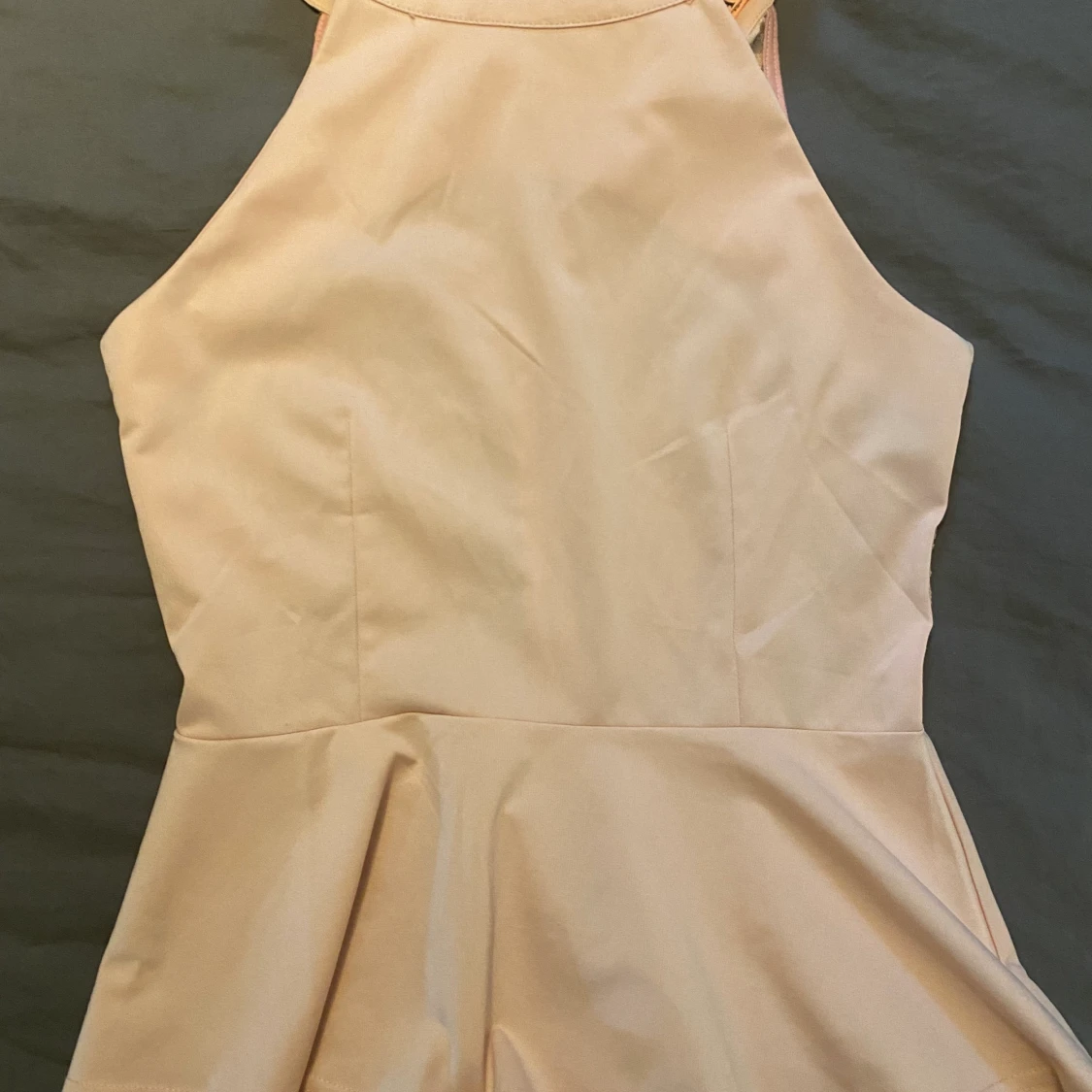 Puderrosa Topp med spetsdetaljer i rygg