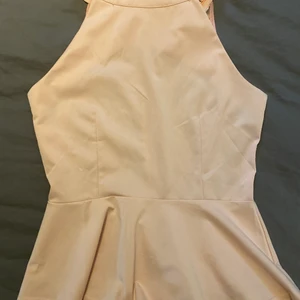 Puderrosa Topp med spetsdetaljer i rygg - Puderrosa topp, stänges med dragkedja. Stlk S men väldigt stretchig så den passar även en M. Använd En gång. 