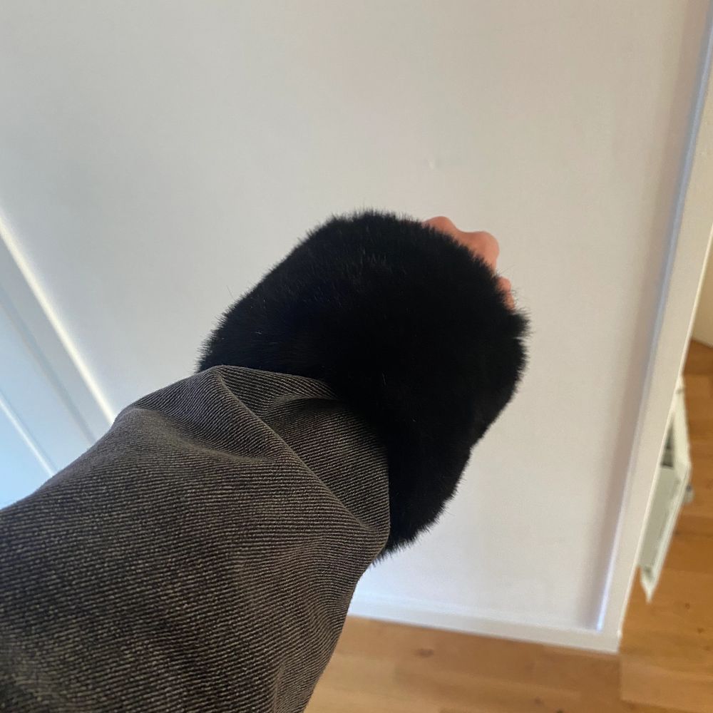 Grå jeansjacka med svart fuskpäls vid armar och krage! Pälsen är avtagbar. Jackan är köpt denna höst och är använd endast en gång! Inga defekter eller liknande, typ helt ny 🌟🌟storlek M men passar på S och XS också beroende på hur man vill att den ska sitta! Armarna är ej korta och för mig som är 167cm sitter jackan perfekt! Skriv privat för mer information eller bilder! BUD på 1000kr🌟🌟. Jackor.
