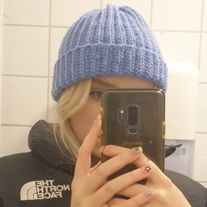 Handvirkad vinter/hösy mössa - Hanvirkad mössa!! Finns i flera olika färger bland annat vit, svart och blå. Skriv för flera bilder eller om ni har någon fråga<3