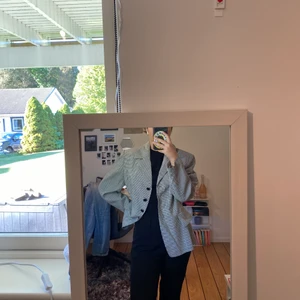 Kavaj från PTA - Kavajen är i storlek 40 och i bra skick. Vaderade axlar och fyraknappar fram till som går att knäppa. 