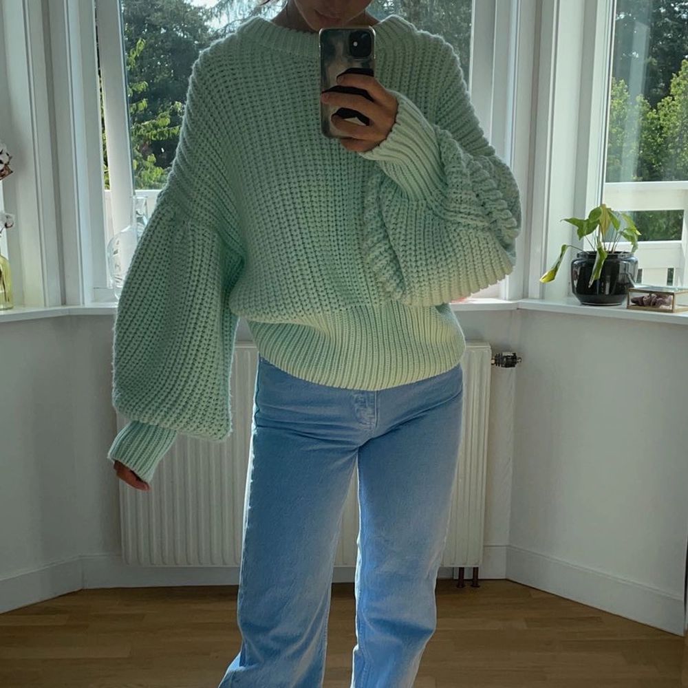 Säljer denna stora, tjocka, stickade tröja från zara med ballongärmar då den inte kommer till användning. ALDRIG använd! Nypris: 359kr ❤️ KÖP DIREKT FÖR 400 INK FRAKT!. Stickat.