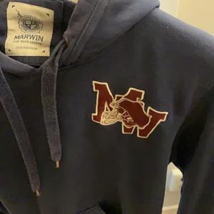 Hoodie - Säljer denna coola tjocktröja då den inte kommer till användning, storlek M men passar även S. Bra skick, kan mötas upp i stockholm annars betalar köpare för frakt. Om du har några frågor och funderingar tveka inte på att slå en signal😊😊