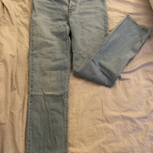 Levisjeans - Säljer ett par levisjenans pga att de är för stora i midjan. Modellen ”wedgie straight” i storlek 26, som nyskick