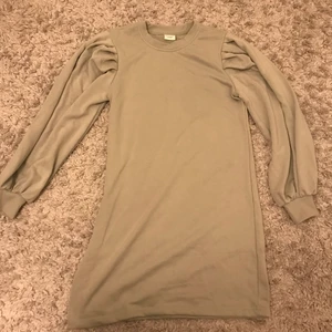 Klänning - En fin klänning som är lite varmare och har puff ärmar ÄLSKAARRR färgen (sage green) 