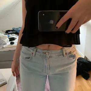 Mina ljusa midwaist jeans med slits, fint skick inga skador