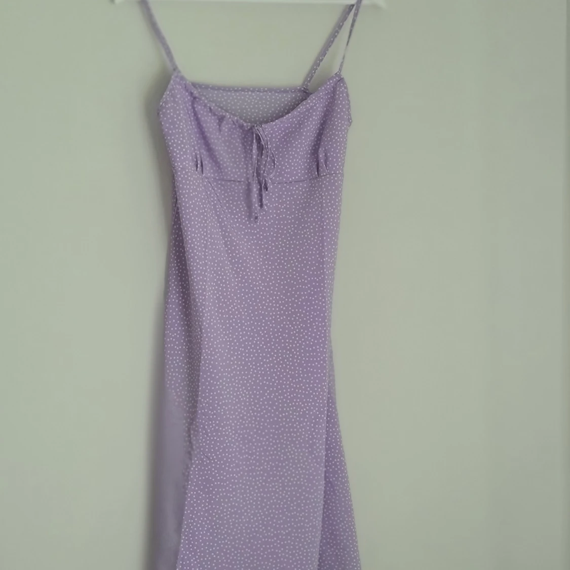 Lila-vitprickig maxi klänning