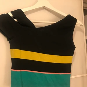 En fin festlig topp - Vill sälja pågrund av att den bara ligger i min garderob, den är från river island. I väldigt fint skick