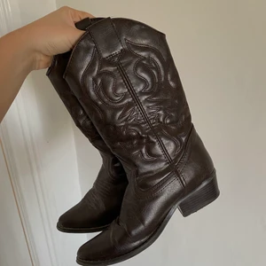 Mörkbruna cowboyboots  - Skitsnygga mörkbruna cowboyboots i storelk 37! De är i bra skick och säljs för att de är försmå❤️