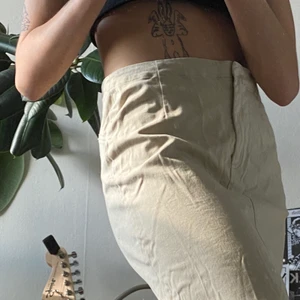 Beige midi kjol - GIANINI. Beige midi/pencil kjol. Bohemisk och mysig med snygg snörning och öppen slit