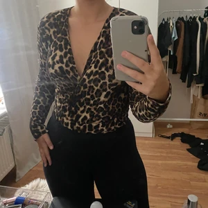 Leopard body - Går att vika upp till en tröja som visas på andra bilden.
