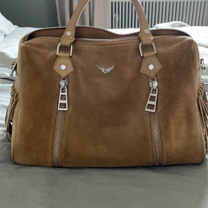 Zadig väska - Säljer denna fina sunny zadig väskan pågrund av att den inte kommer till användning. Är i väldigt fint skick och är i storleken medium. Ett axelband finns också som man kan knäppa på och av. Dustbagen kommer också med.