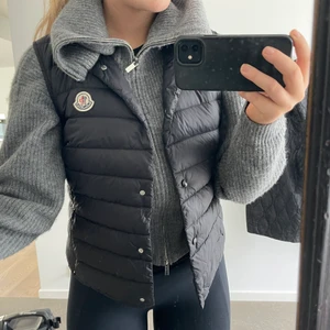 Moncler väst - Svart moncler väst🖤 har en liten skada på framsidan ( 3dje bilden) inte synlig om man inte kolla väldigt noggrant på nära håll. Annars i toppen skick! Storlek 1 vilket motsvarar S