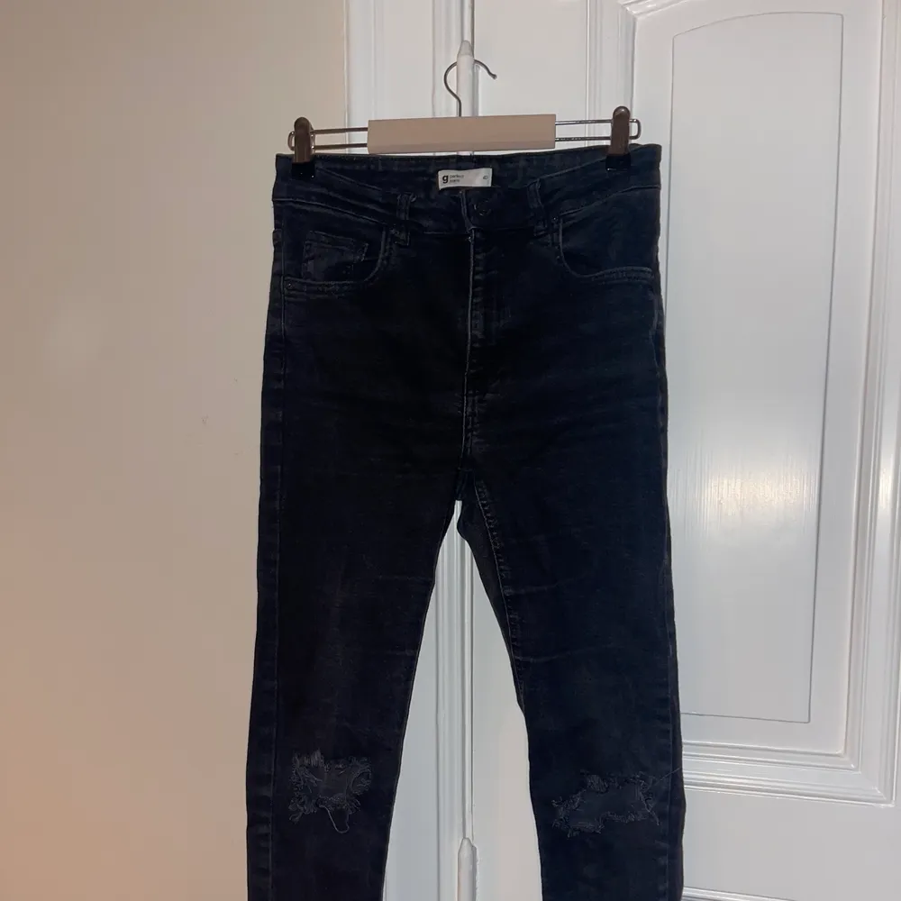 Svarta jeans med hål på knäna från gina tricot i storlek 40. Så snygga och sköna! Nypris 499kr. Kan frakta eller mötas upp i Hbg! 💕. Jeans & Byxor.