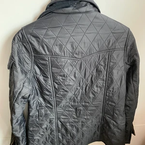 Barbour jacka - Jättefin fodrad Barbour jacka, svart i storlek 36