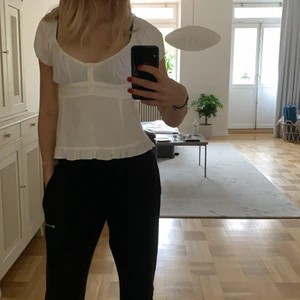 blus från brandy melville  - säljer denna superfina blus från brandy melville då den inte kommer till användning, storleken är one sice men passar som xs s 