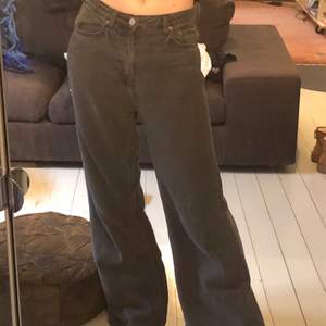 Superfina jeans från Weekday i modellen ACE. Jättefin grå färg men tyvärr för stora för mig så kommer inte till användning. 💓💓 Jag är 170 cm 