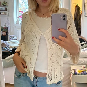 Vit kofta  - En vit, stickad kofta med jättefina detaljer!! Kan antingen frakta eller mötas upp i Stockholm💞